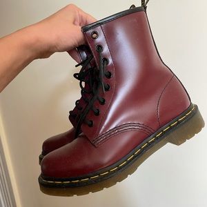 Maroon dr. Martens